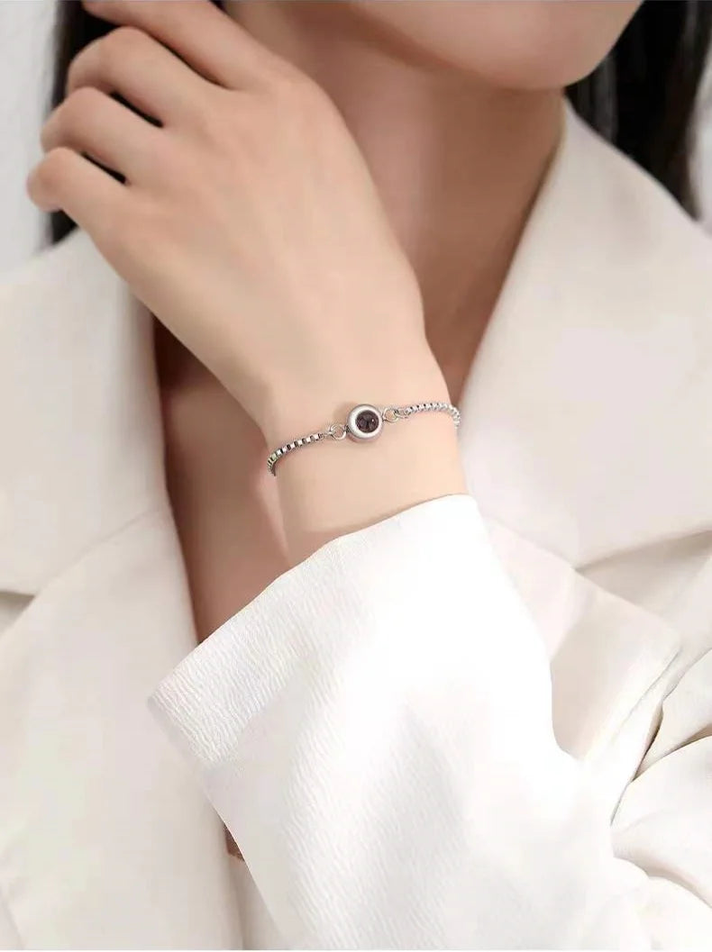 Innovative customizable projection bracelet