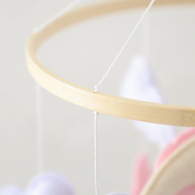 Mobile Suspendu Musical en Bois – Oursons Câlins pour Berceau Bébé