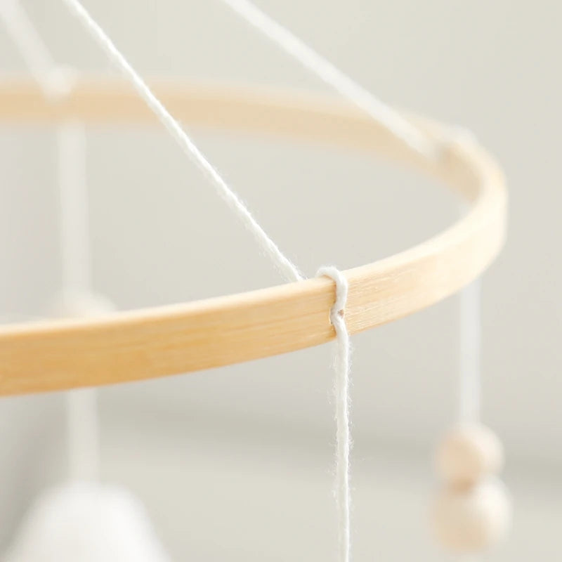 Mobile Suspendu Musical en Bois – Oursons Câlins pour Berceau Bébé