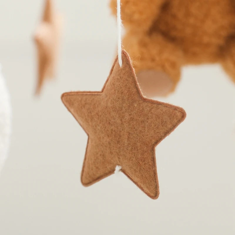 Mobile Suspendu Musical en Bois – Oursons Câlins pour Berceau Bébé