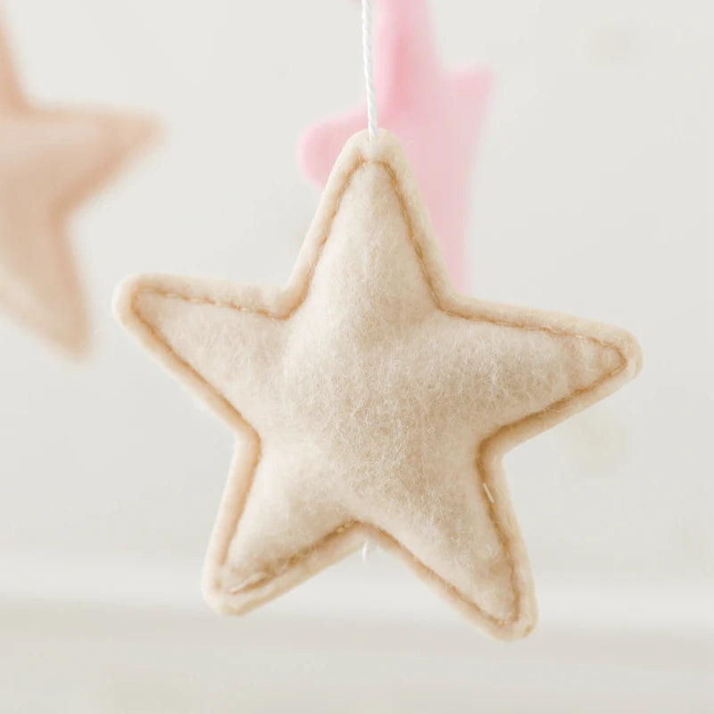 Mobile Suspendu Musical en Bois – Oursons Câlins pour Berceau Bébé